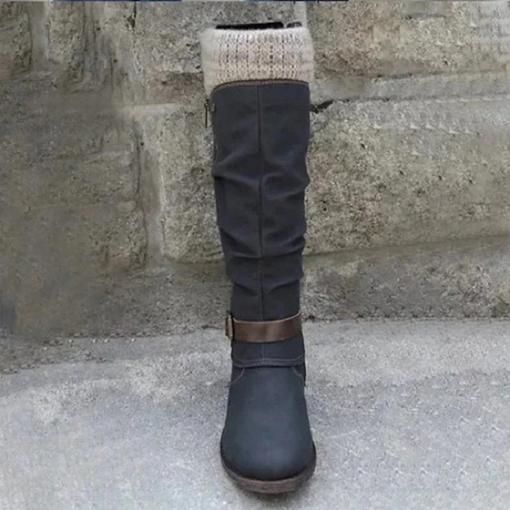 Kniehoher Stiefel in Schwarz mit Strickmanschette, frontal fotografiert