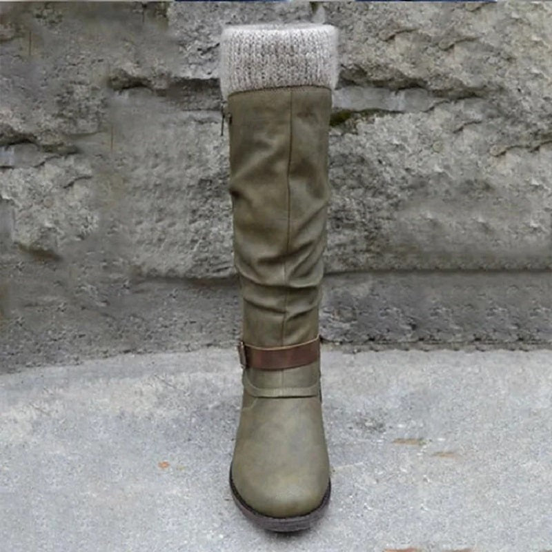 Frontalansicht Kniestiefel in Khaki mit Strickmanschette und Blockabsatz
