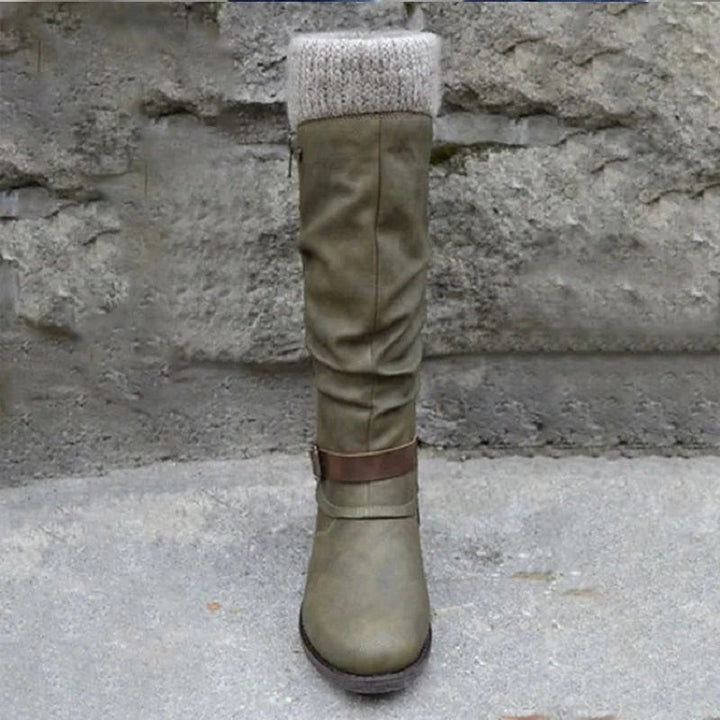 Frontalansicht Kniestiefel in Khaki mit Strickmanschette und Blockabsatz