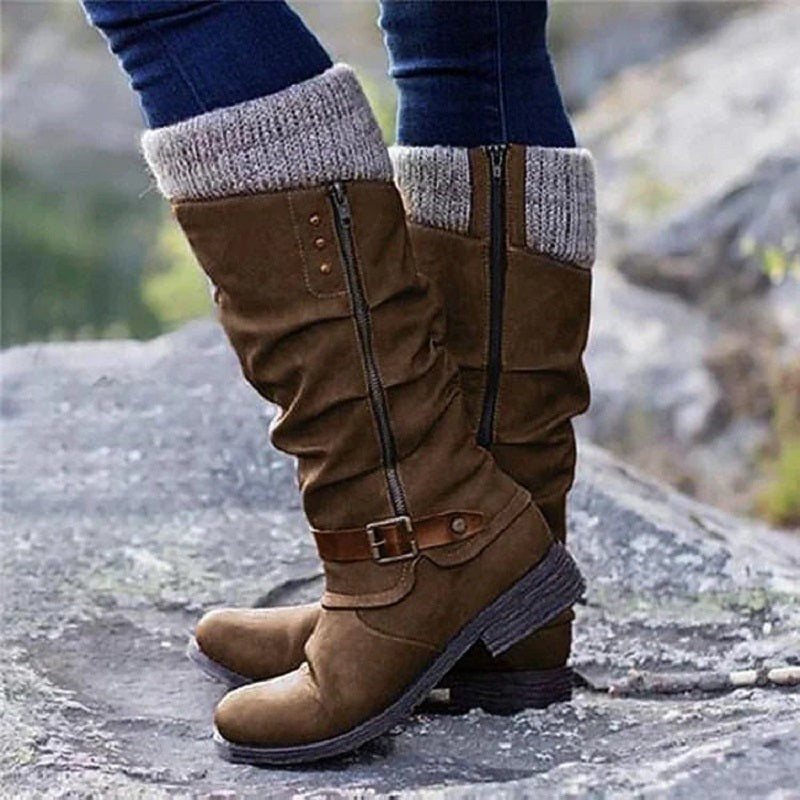 Braune Kniestiefel mit Strickmanschette, getragen mit Jeans