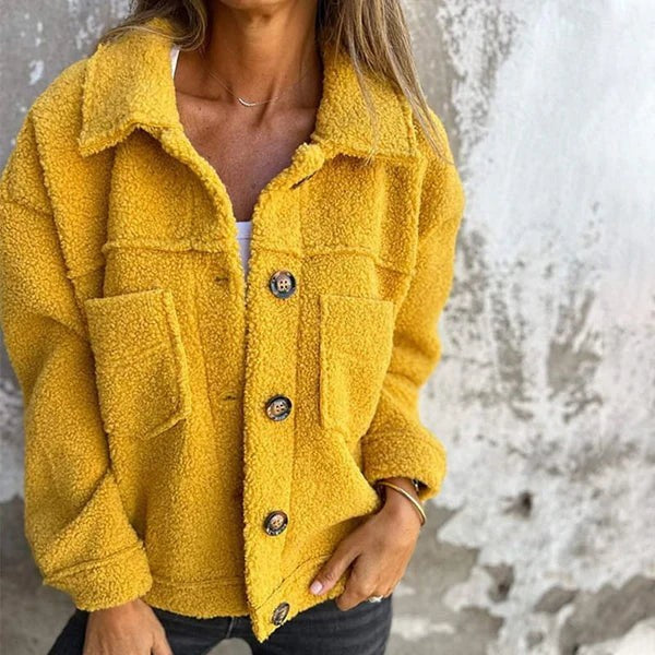 Senfgelbe Teddyfleece-Jacke mit Kragen und aufgesetzten Taschen, kombiniert mit Jeans