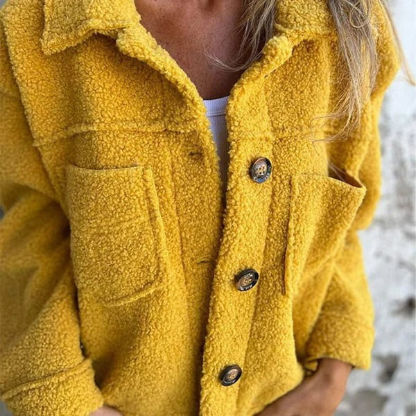 Gelbe Kurzjacke aus Sherpa-Fleece mit Knöpfen und seitlichen Taschen