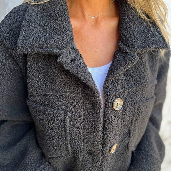 Anthrazitfarbene Teddyfleece-Jacke mit Reverskragen, Knopfleiste im Detail