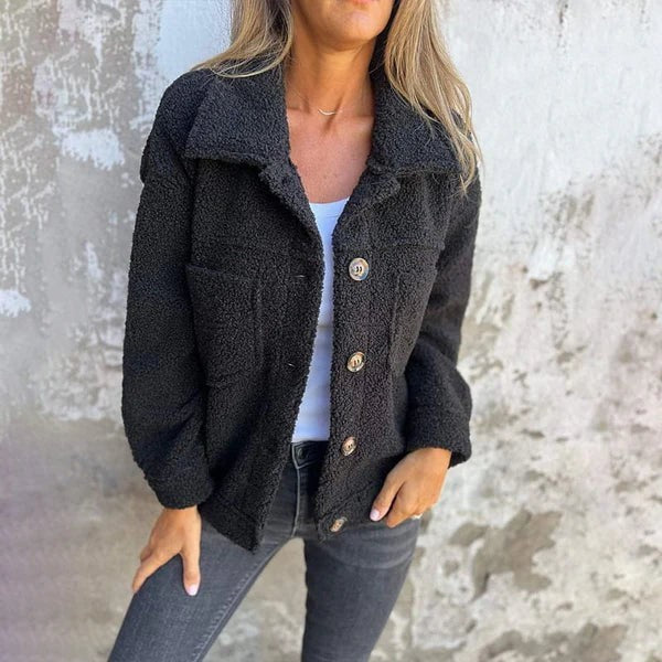 Schwarze Teddyjacke mit Kragen und Knopfverschluss, getragen zu grauer Jeans