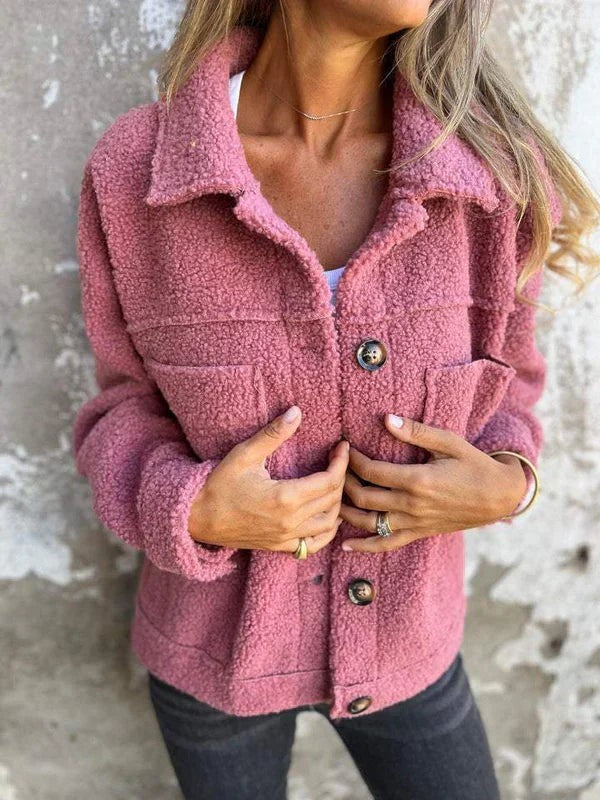 Altrosa Kurzjacke aus flauschigem Teddystoff mit Knöpfen und Taschen