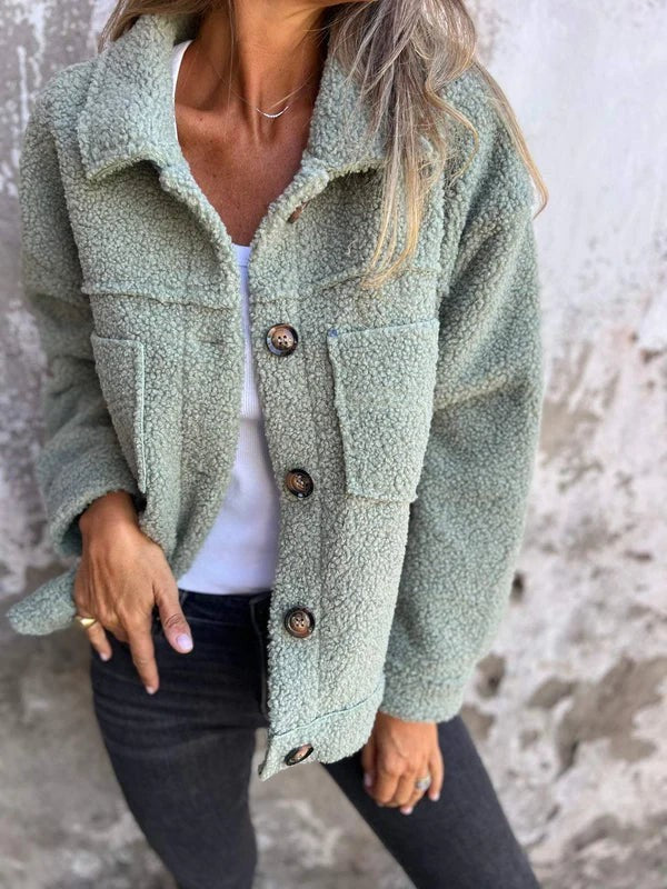 Mintgrüne Teddyfleece-Jacke mit Reverskragen und aufgesetzten Taschen, offen getragen
