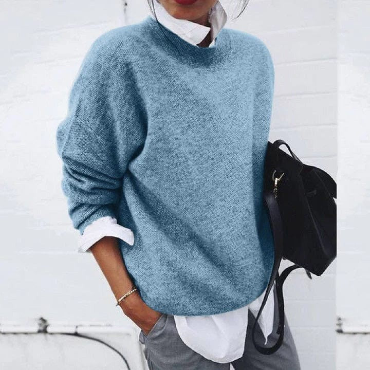 Hellblauer Oversize Pullover mit Stehkragen, kombiniert mit weißem Hemd