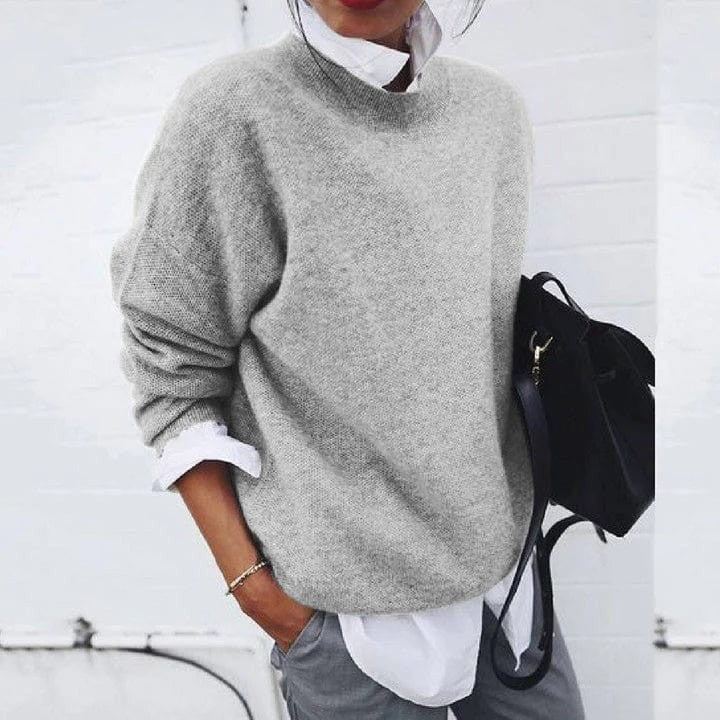 Grauer Strickpullover mit Stehkragen im lässigen Layering-Look