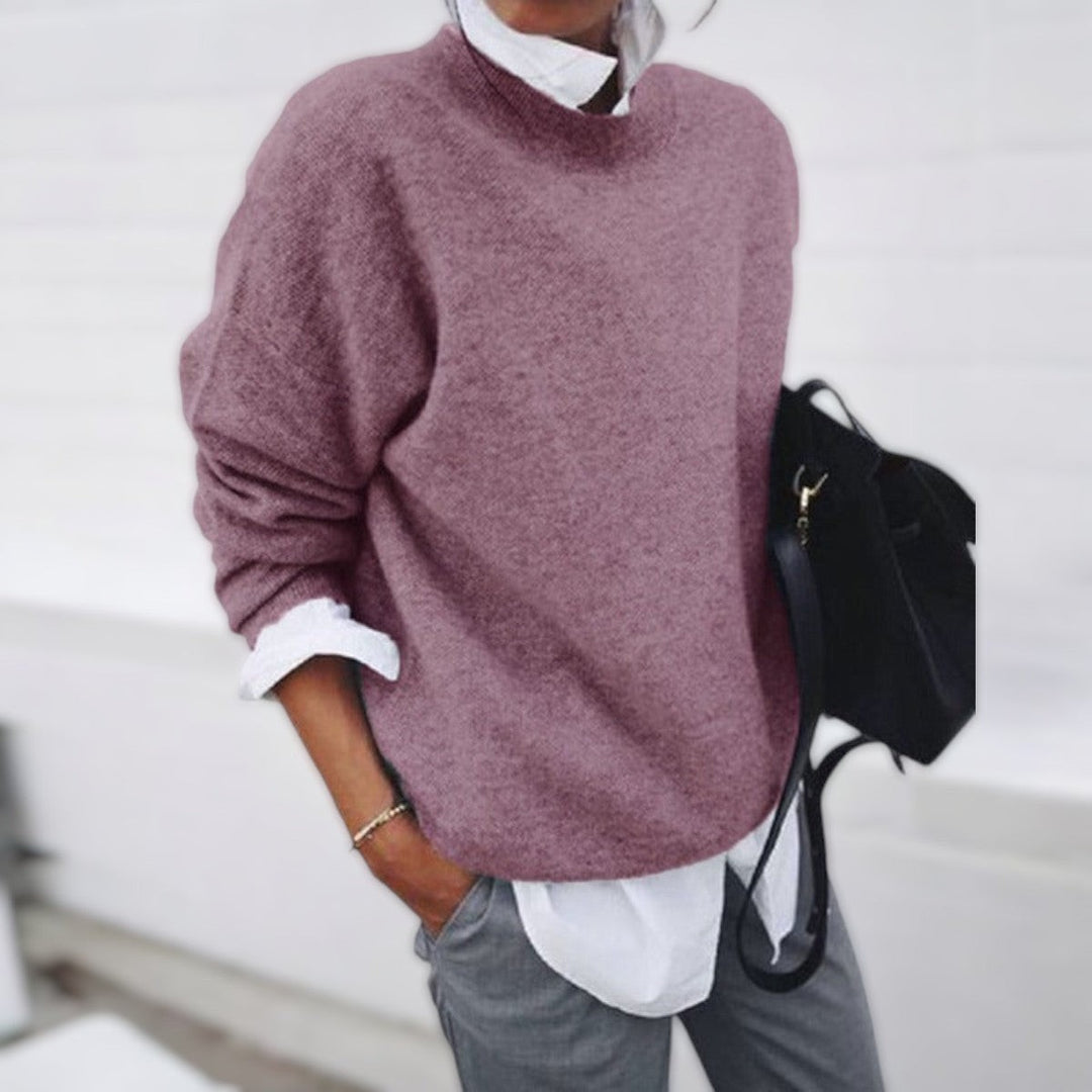 Altrosa Oversize Pullover mit Stehkragen über weißem Hemd getragen