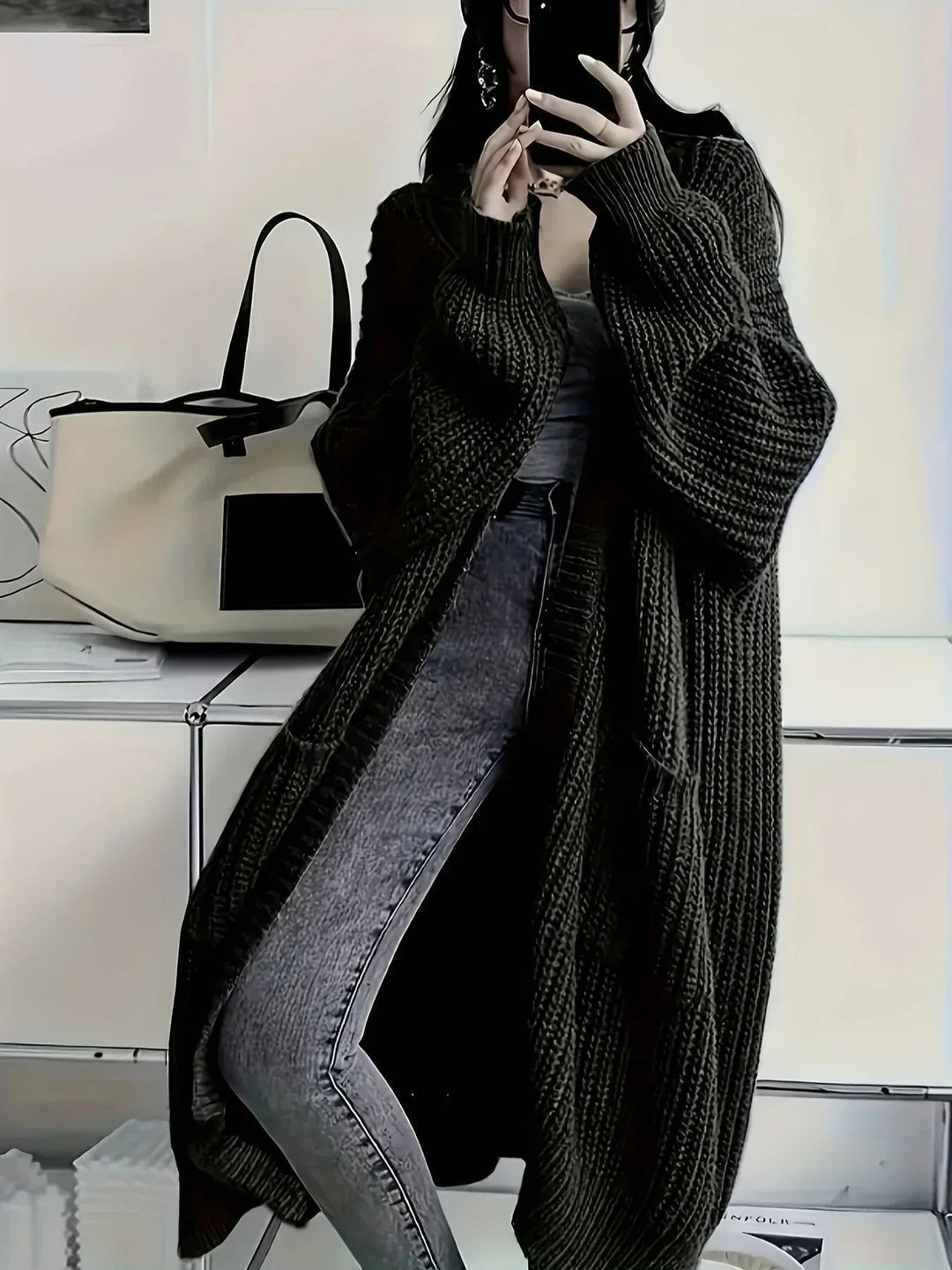Schwarze lange Strickjacke mit grober Rippstruktur und Seitenschlitzen