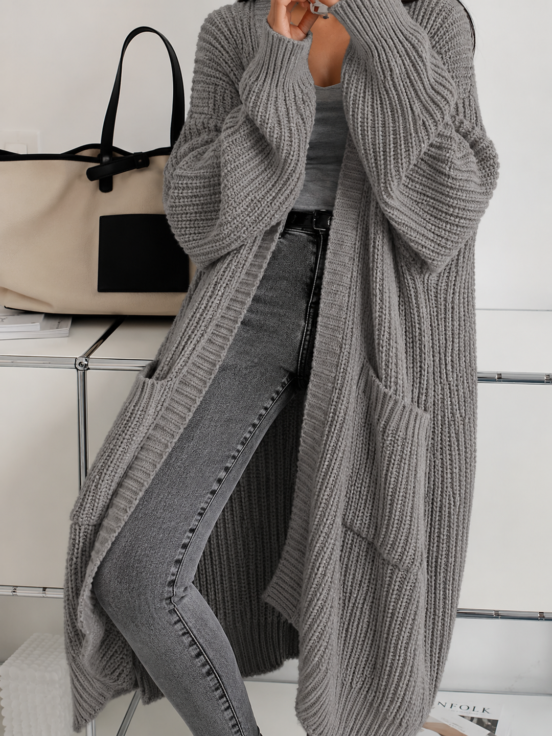 Graue lange Strickjacke mit Rippstrick, Taschen und offenem Schnitt