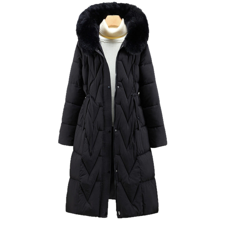 Freigestellter schwarzer Damenparka mit Fellkapuze über weißem Rollkragenpullover