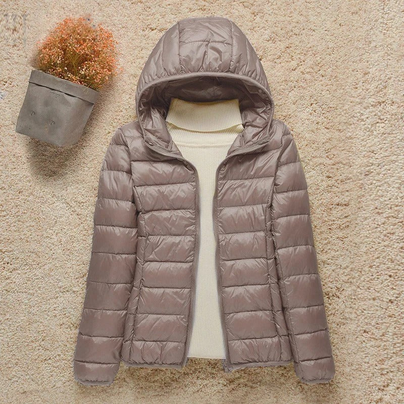Leichte Steppjacke in Taupe mit Kapuze und Reißverschluss, wattierte Damen-Übergangsjacke