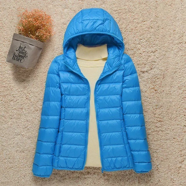 Hellblaue leichte Daunenjacke mit Kapuze, glänzende Steppjacke für Damen