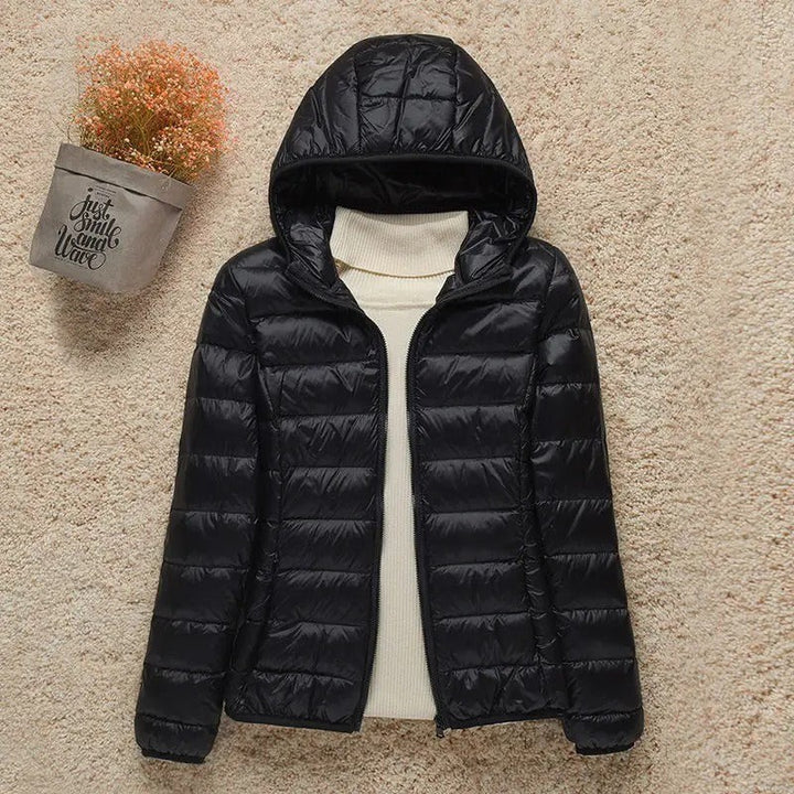 Schwarze leichte Steppjacke mit Kapuze, glänzende wattierte Übergangsjacke für Damen