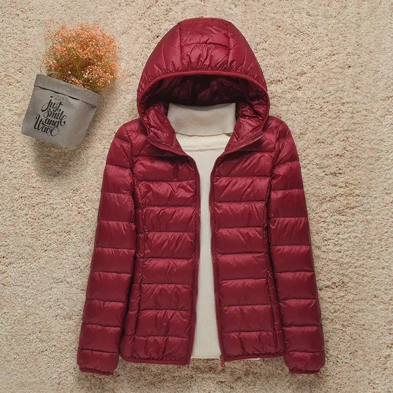 Weinrote leichte Daunenjacke mit Kapuze, gesteppte Übergangsjacke für Damen