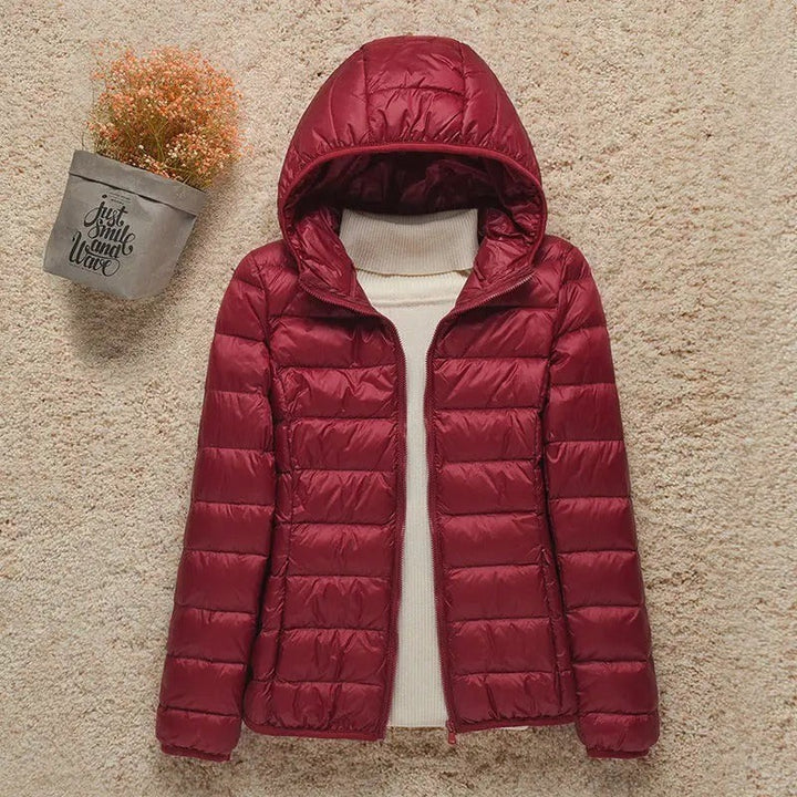 Weinrote leichte Daunenjacke mit Kapuze, gesteppte Übergangsjacke für Damen