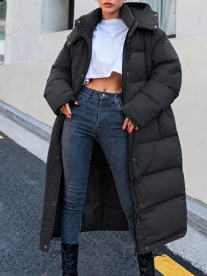 Schwarzer wattierter Wintermantel mit Kapuze und asymmetrischem Reißverschluss