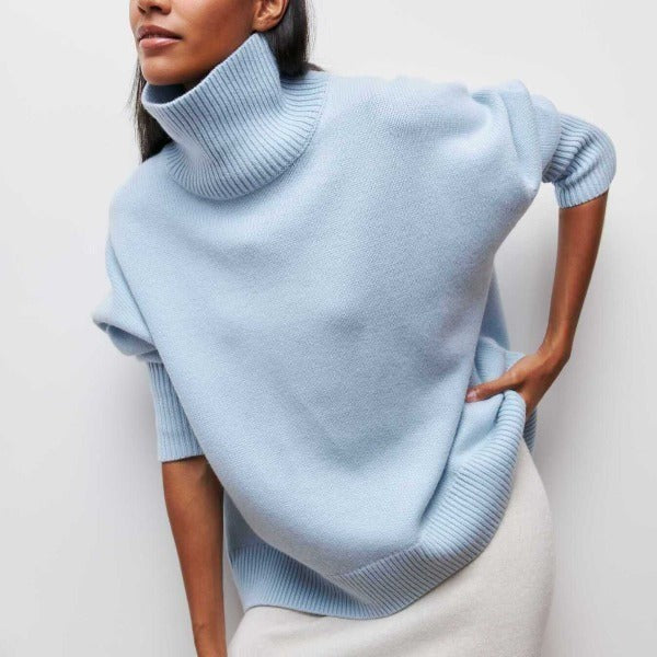 Hellblauer Oversize-Rollkragenpullover mit kurzen Ärmeln und Rippstrick-Details