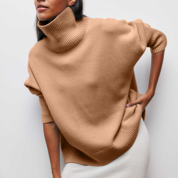Camelfarbener Rollkragenpullover mit kurzen Ärmeln und Seitenschlitz