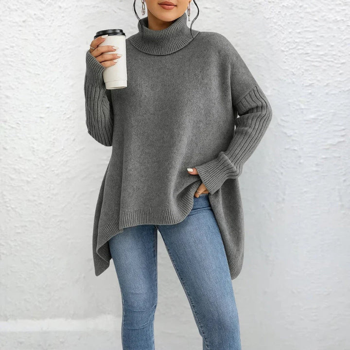 Grauer Oversize Rollkragenpullover mit Rippstrick-Ärmeln und asymmetrischem Saum