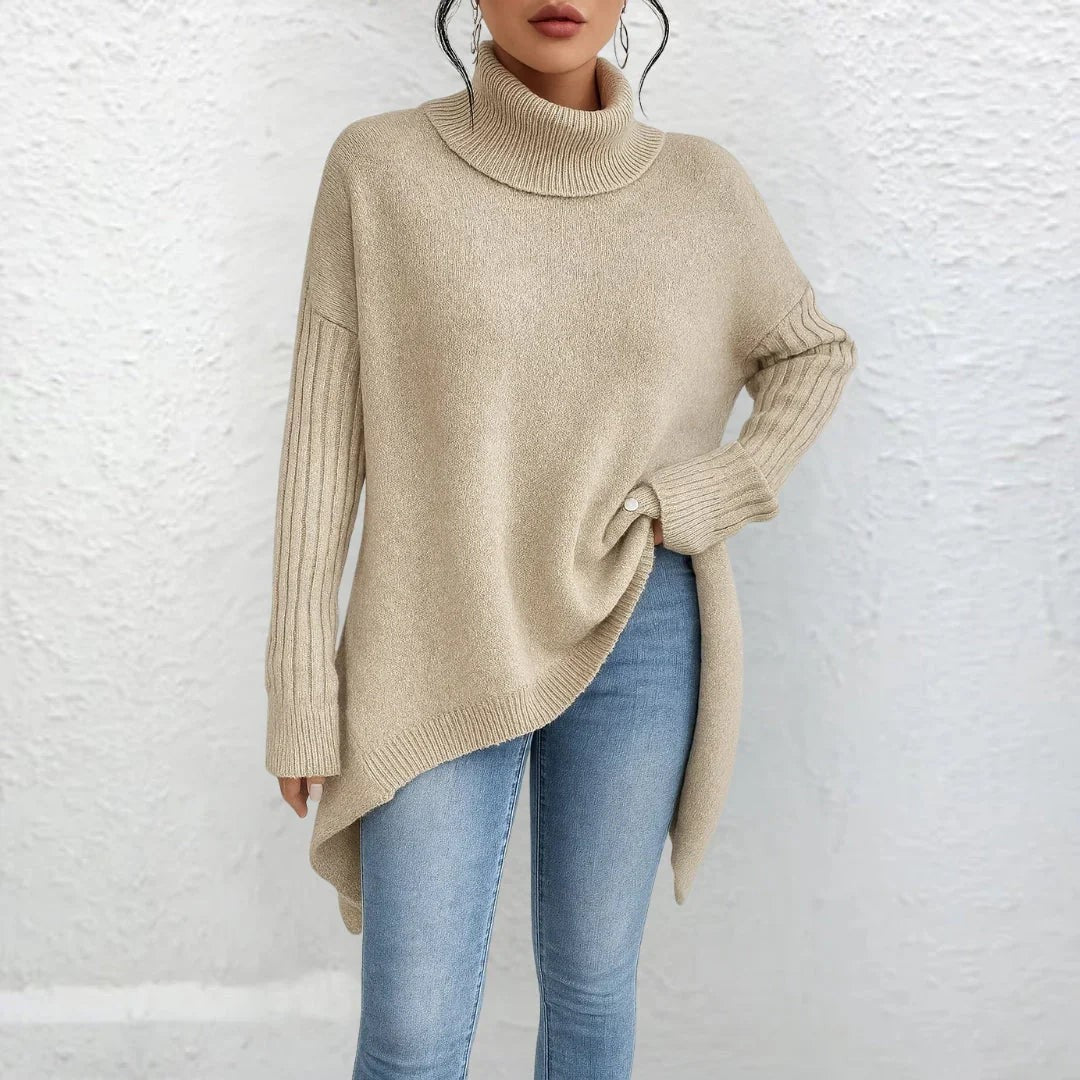 Beiger Oversize Pullover mit Rollkragen, seitlich asymmetrisch geschnitten