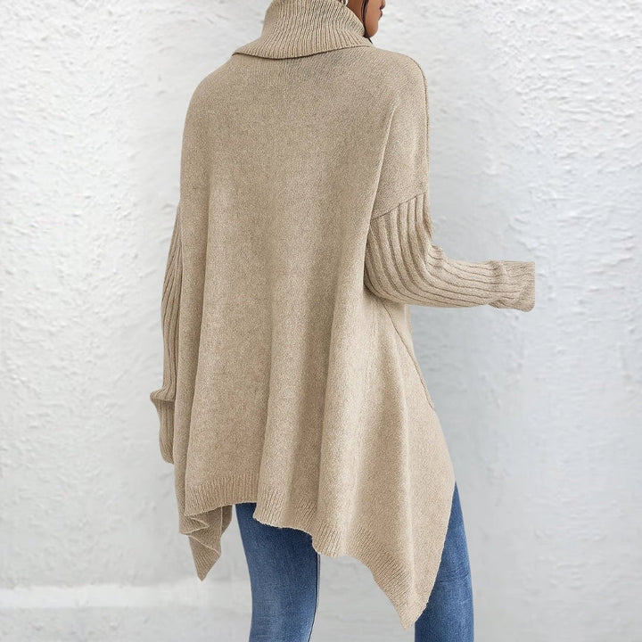 Rückansicht beiger Rollkragenpullover mit fließendem, asymmetrischem Saum