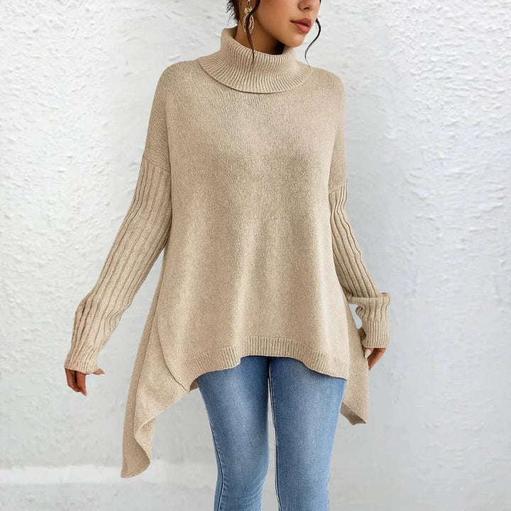 Beige Strickpullover mit Rollkragen und Rippstrick-Ärmeln in Bewegung