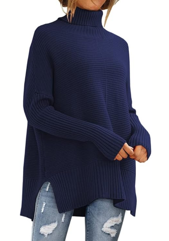 Dunkelblauer Rollkragenpullover mit Rippstrick und seitlichem Schlitz