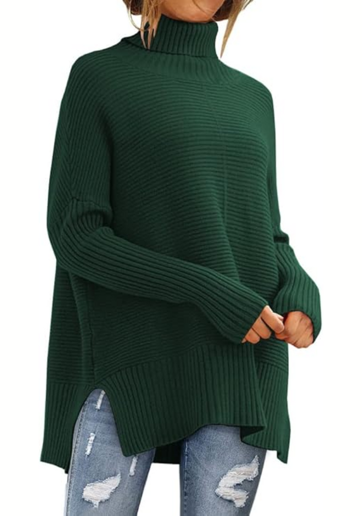 Dunkelgrüner Rollkragenpullover mit Seitenschlitzen und Rippstrick-Struktur