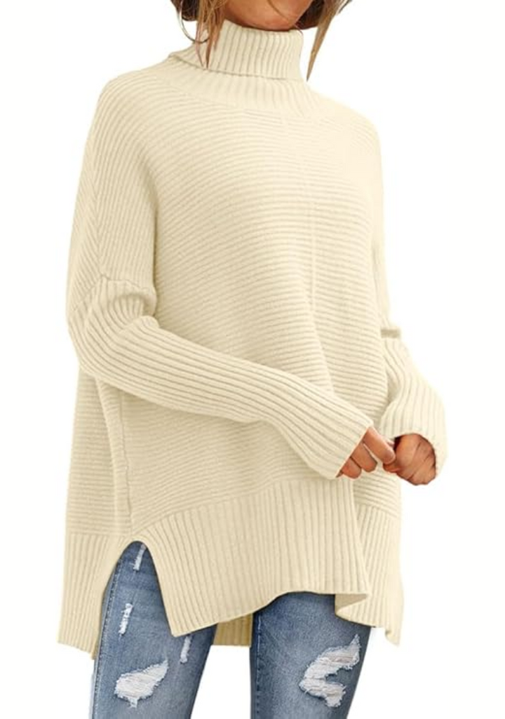 Cremefarbener Rollkragenpullover mit High-Low-Saum und seitlichem Schlitz