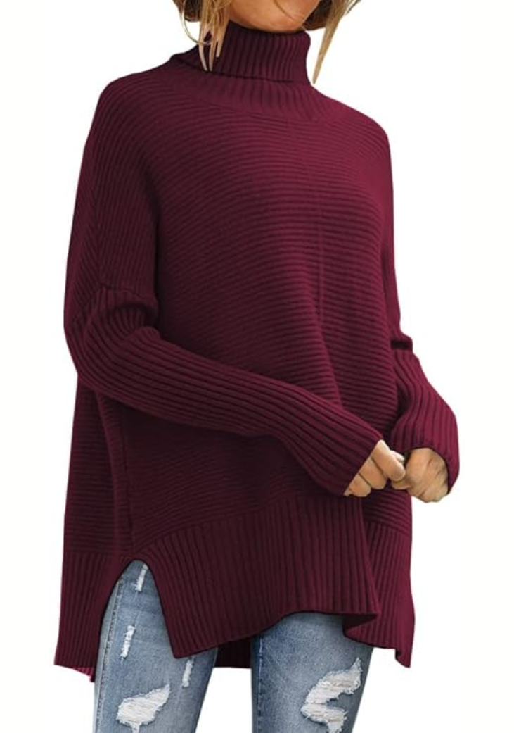 Weinroter Oversize-Rollkragenpullover mit Rippstrick und Seitenschlitzen