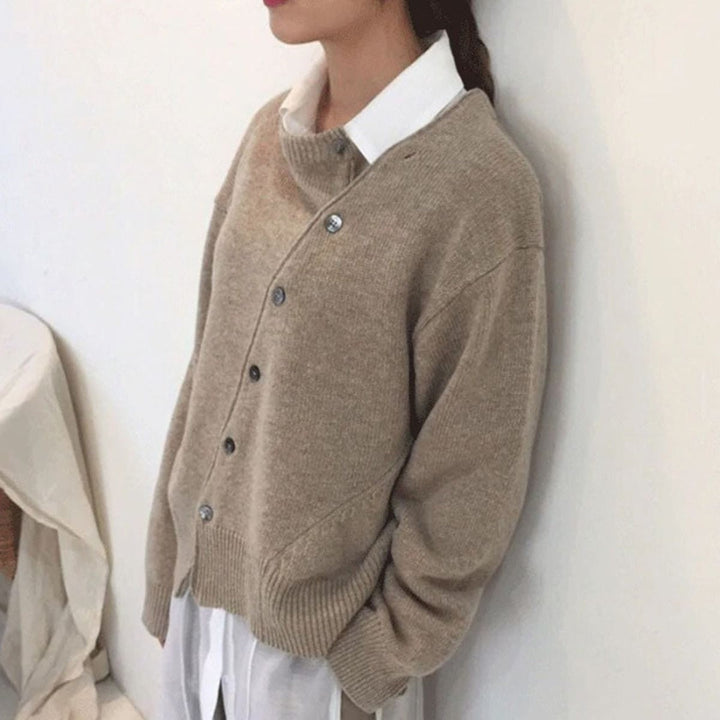 Beige oversized Strickjacke mit diagonaler Knopfleiste und Rundhalsausschnitt