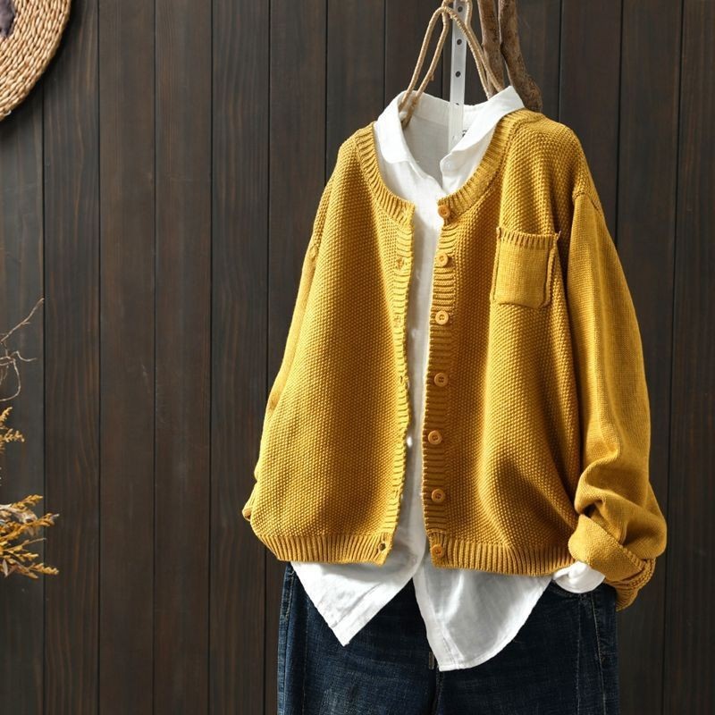 Senfgelbe Strickjacke oversize mit Knopfleiste und Brusttasche, lässiger Grobstrick