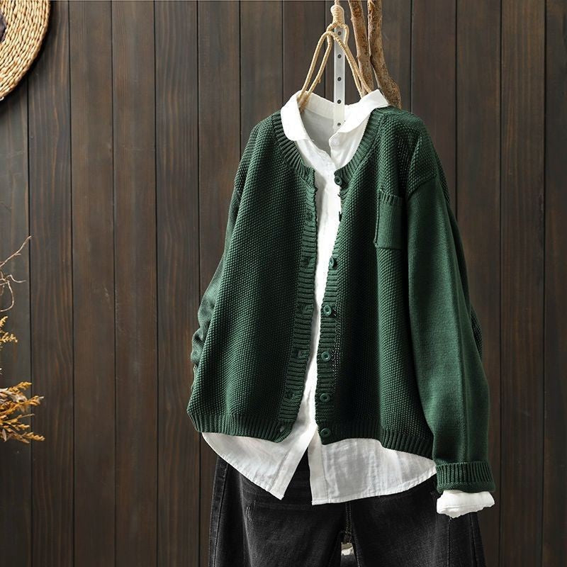 Dunkelgrüne Strickjacke oversize mit Brusttasche und Knopfverschluss, gerippte Bündchen