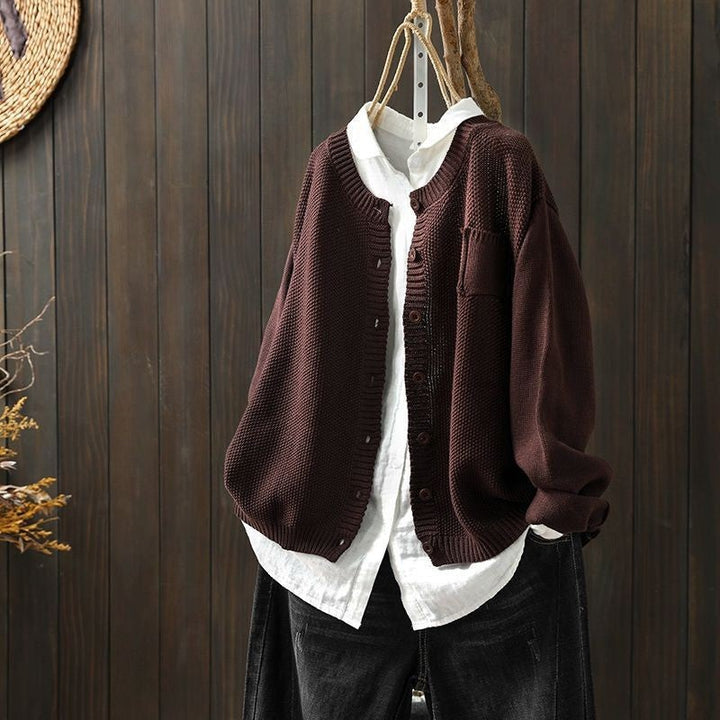 Dunkelbraune Strickjacke mit Brusttasche und Knopfleiste, oversize Rundhals-Design