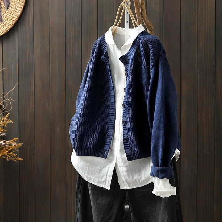 Marineblaue Strickjacke oversize mit Knopfverschluss und Brusttasche, gerippter Grobstrick