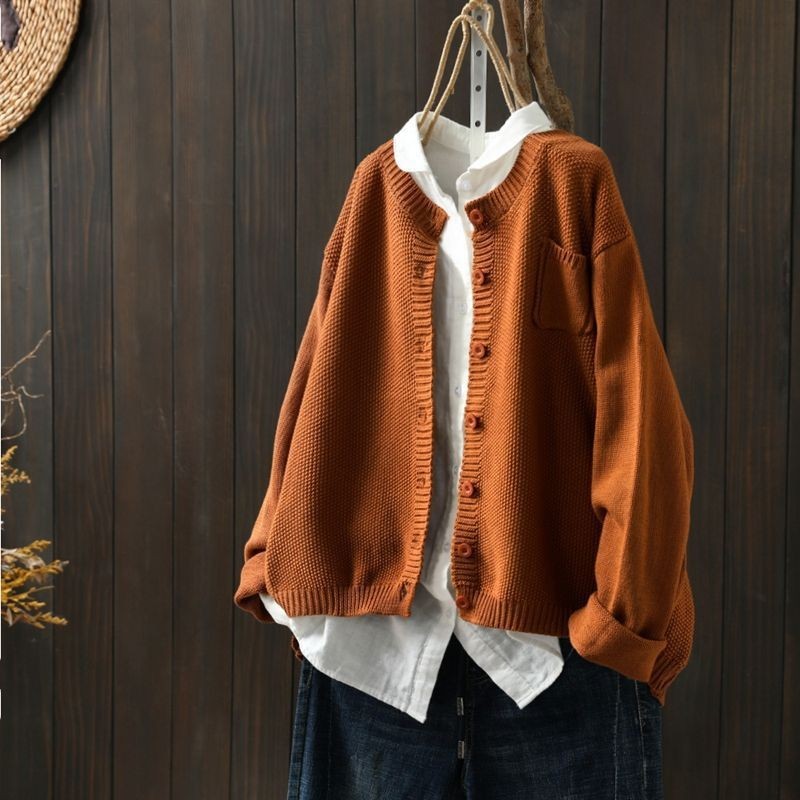 Terrakottafarbene Strickjacke mit Rundhalsausschnitt und Knopfleiste, oversize Grobstrick