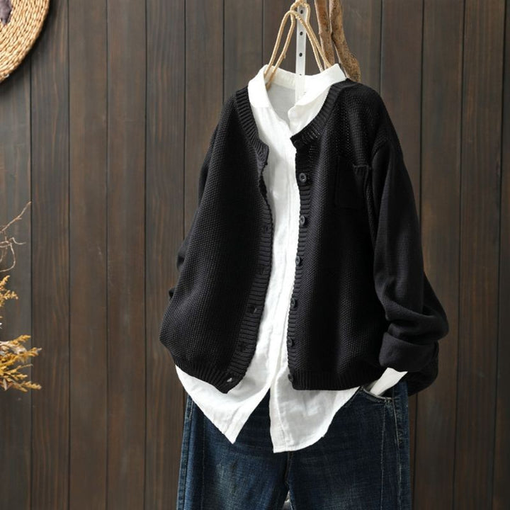 Schwarze Strickjacke oversize mit Brusttasche und Knopfverschluss, lässiger Grobstrick
