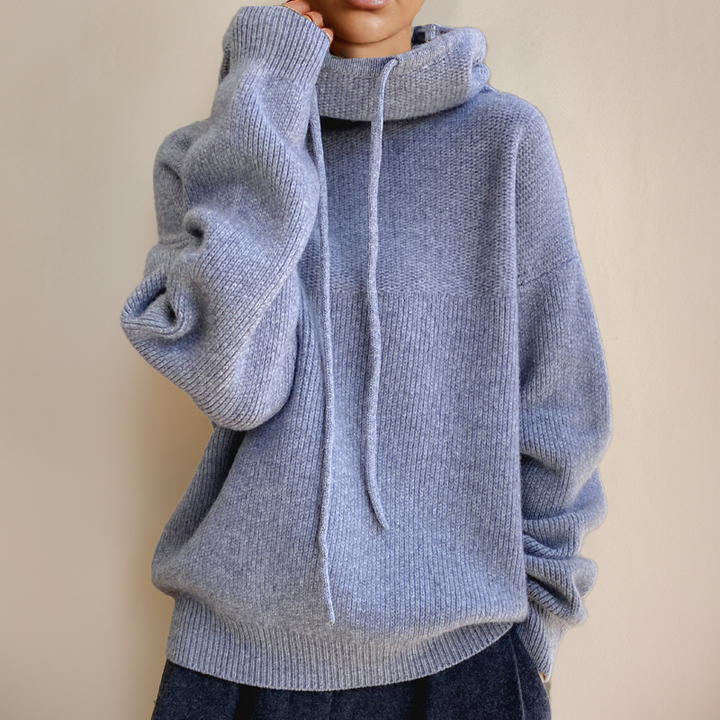 Hellblauer Strickpullover mit hohem Schalkragen und Rippbündchen