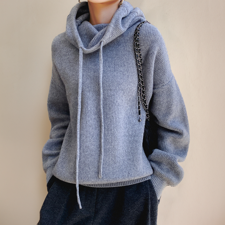 Hellgrauer Strickpullover mit Schalkragen und geripptem Bund