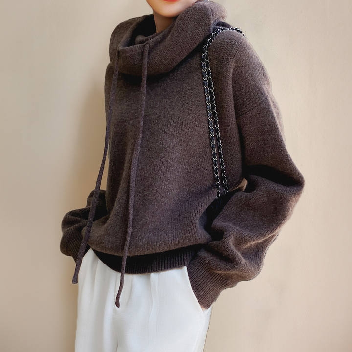 Taupefarbener Strickpullover mit Schalkragen und Kordelzug am Kragen