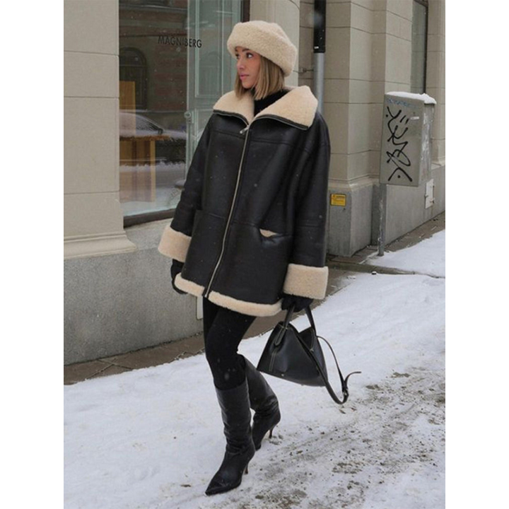 Oversize Winterjacke schwarz mit cremefarbenem Fellkragen im Straßenlook getragen