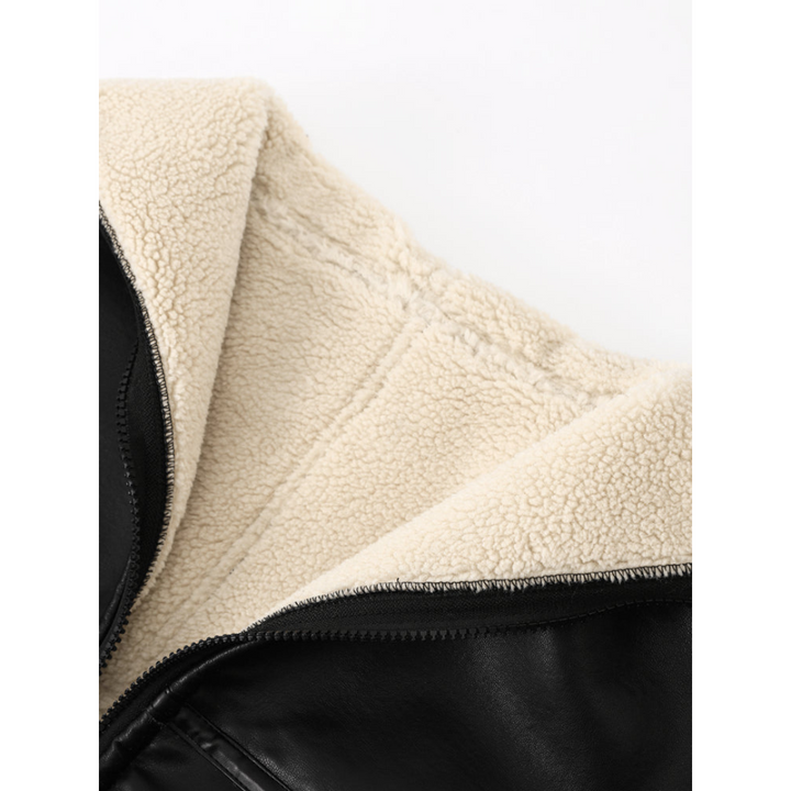 Nahaufnahme Reißverschluss und Kunstfell-Innenfutter der schwarzen Winterjacke