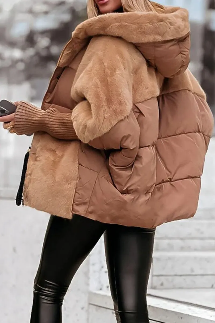 Camelfarbene Winterjacke mit Kunstfell-Kapuze und Rippbündchen im Colorblock-Design