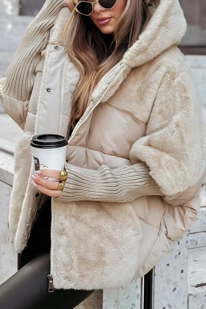 Hellgraue Winterjacke mit Kunstfellkragen und Colorblock-Design, offen getragen