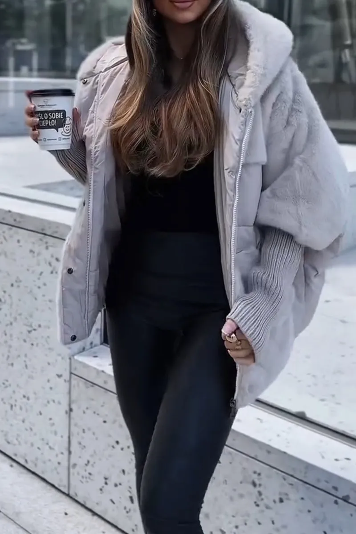 Schwarze Steppjacke mit Kunstfell-Kapuze und Rippbündchen im Streetstyle