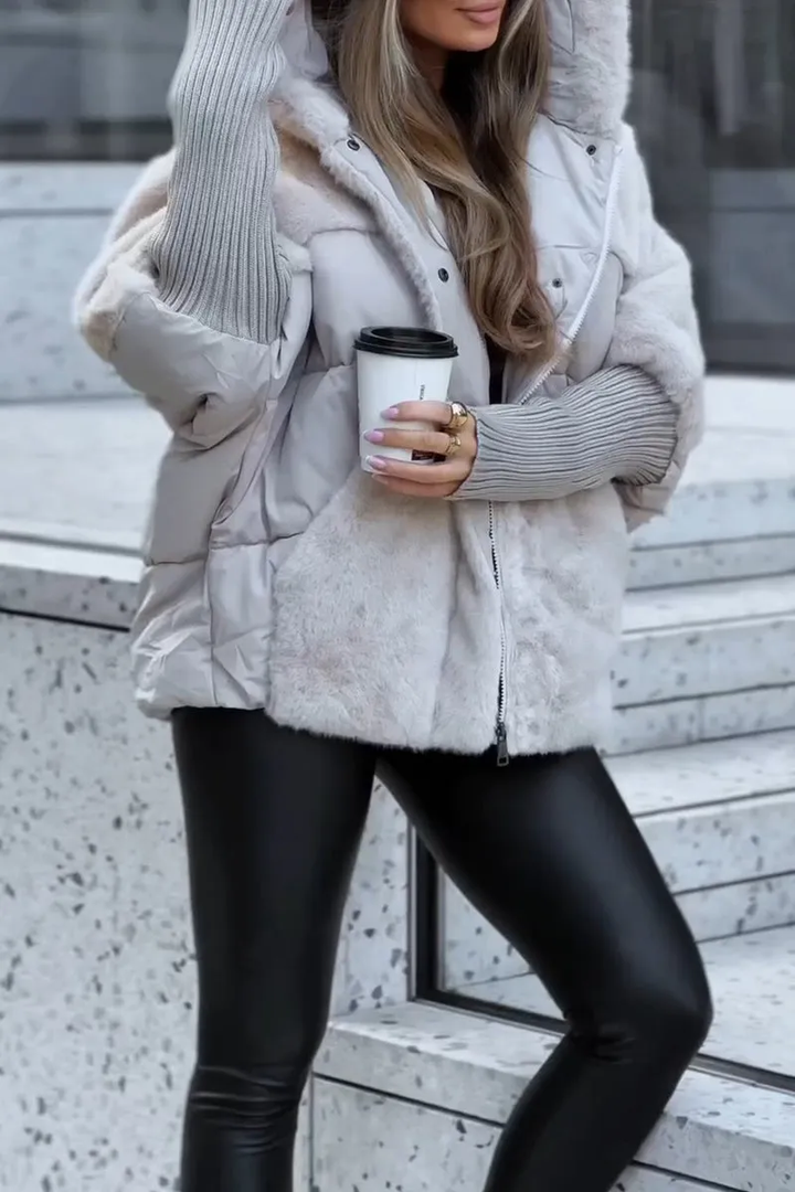 Hellgraue Steppjacke mit Kunstfellbesatz und gerippten Bündchen