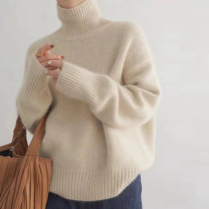Cremefarbener Strickpullover mit hohem Kragen und lässig weiten Ärmeln