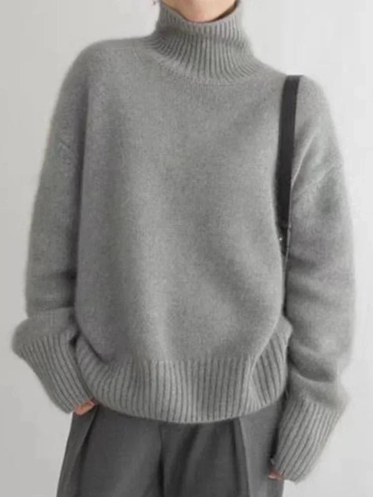 Grauer Rollkragenpullover Oversized mit gerippten Bündchen und Schultertasche
